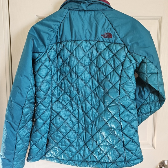 The North Face Women's Emerald green and Pink Medium Weight Jacket - Picture 2 of 3
